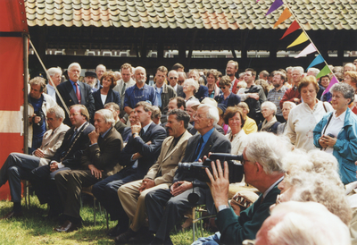605946 Afbeelding van de aanwezigen bij de ingebruikstelling van de gerestaureerde houtzaagmolen De Ster in het ...